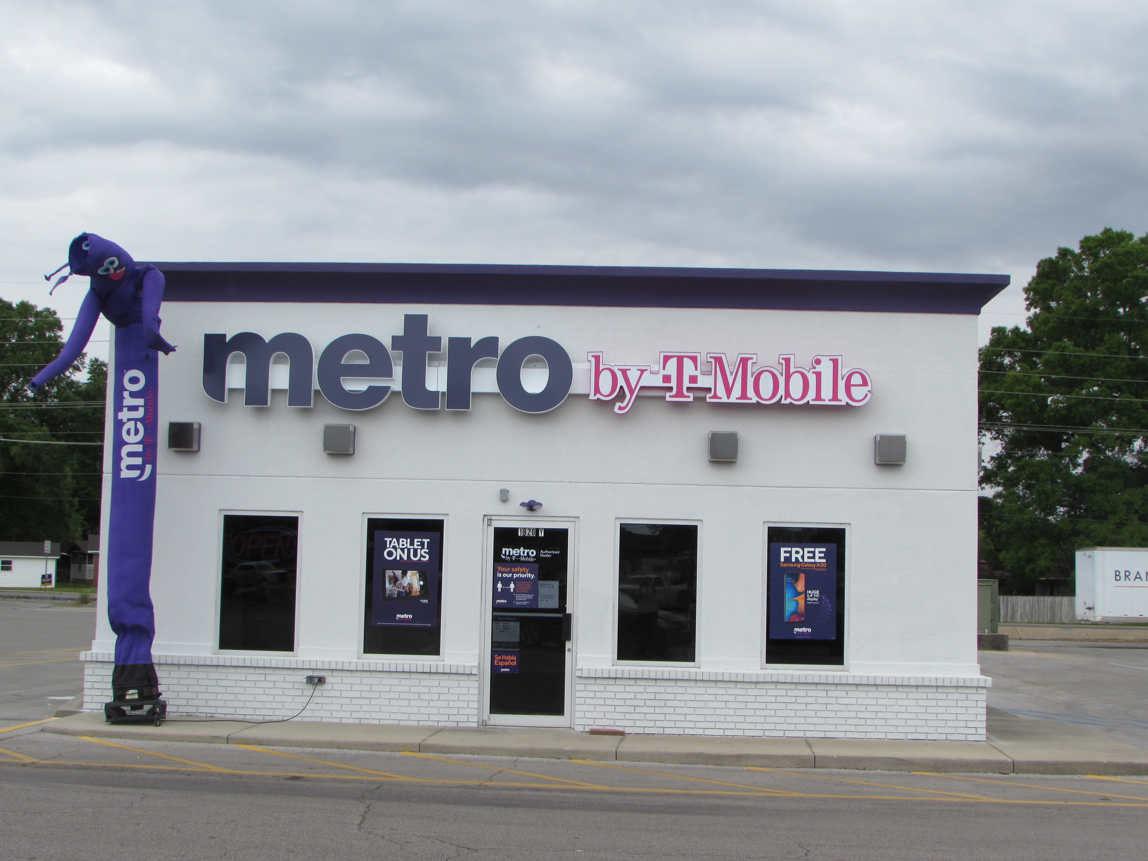 Metro by TMobile in New Location! Gateway Commercial Brokerage, Inc.